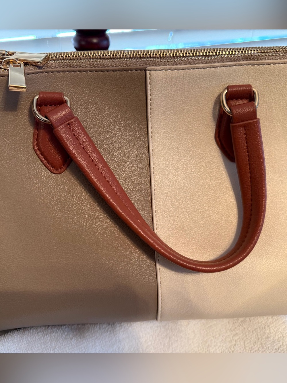 Robbinn Macys On 34st Street Two-Tone Color Block Beige and Cream  Brown Handles